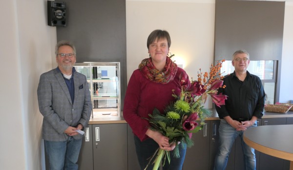 Claudia Freund erhält von geschäftsführendem Vorstand Wolfgang Sartorius (li.) und Abteilungsleiter Wolfgang Günther für 25 Jahre Einsatz bei der Diakonie das goldene Kronenkreuz.