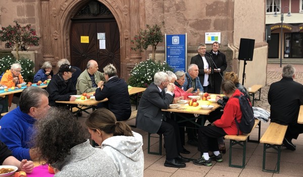 Ein Rückblick in Bildern: Mit einem Solidaritätsessen vor der Stadtkirche Freudenstadt beginnt das Jubiläum ...