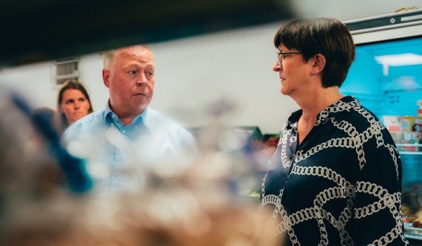SPD-Chefin Saskia Esken im Gespräch mit Abteilungsleiter Andreas Reichstein bei ihrem Besuch im Kreuzermarkt.