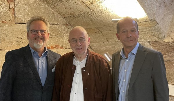 Johannes Bemb (Mitte) ist von Vorstand Wolfgang Sartorius (li.) und Abteilungsleiter Karl-Michael Mayer mit dem Kronenkreuz ausgezeichnet worden.
